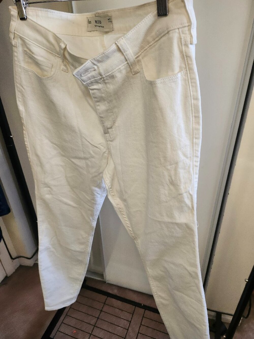 HOLLISTER JEANS  COLOR WHITE  SIZE  31